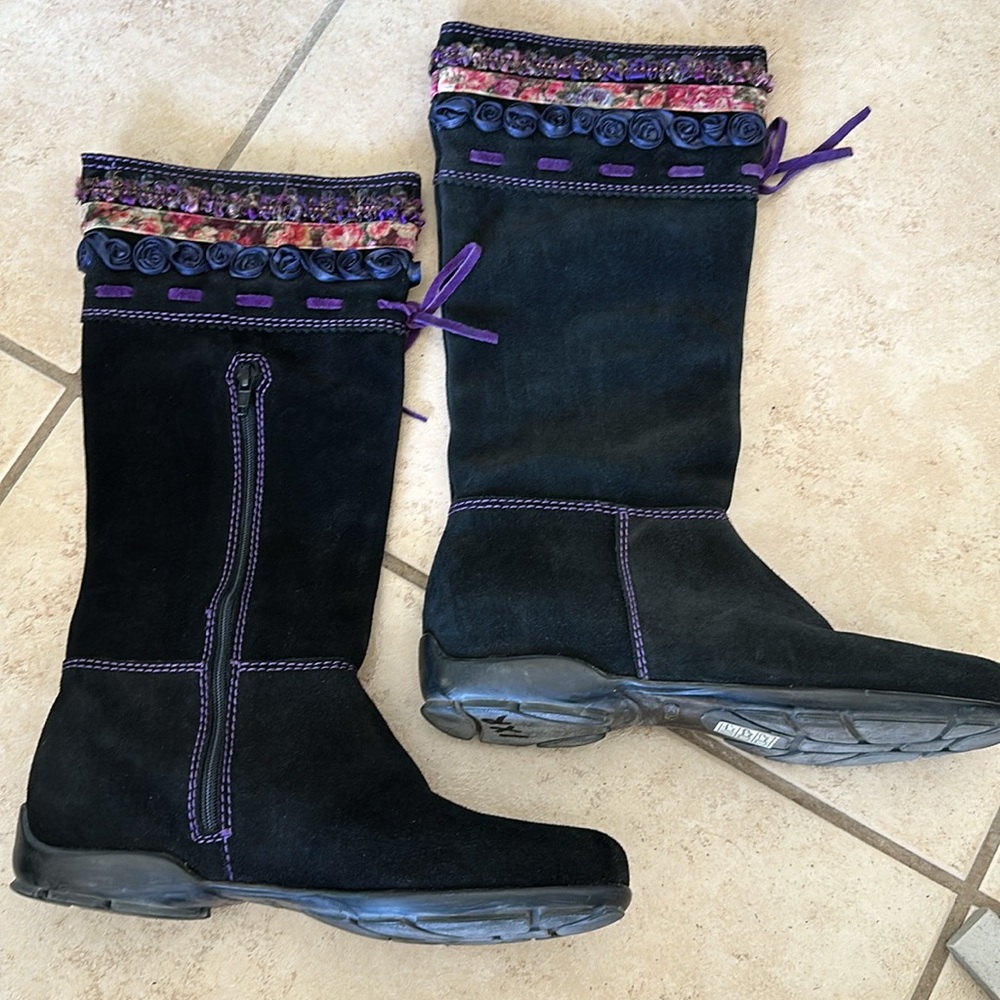 Suede Luzzi Italien Made Black Boots EU Size 39  US Size 8 Like New